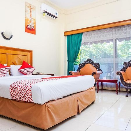 Oyo 375 Hotel Bougenville Syariah Padang  Buitenkant foto