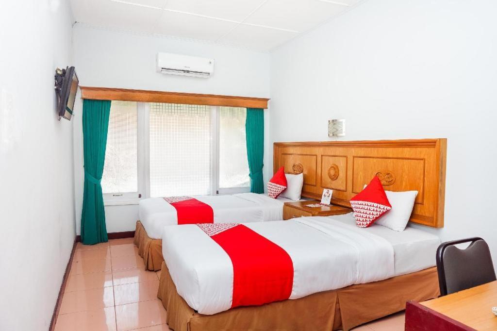 Oyo 375 Hotel Bougenville Syariah Padang  Buitenkant foto