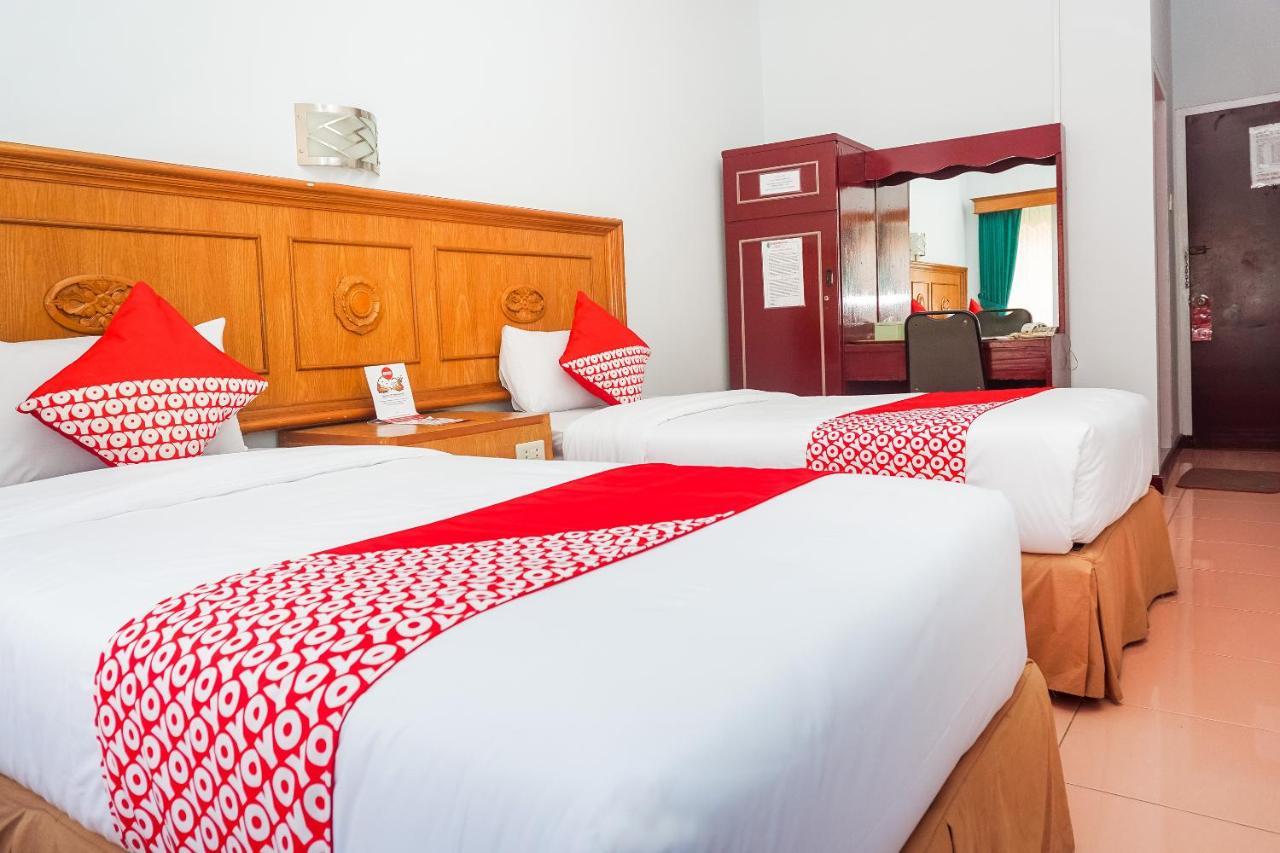 Oyo 375 Hotel Bougenville Syariah Padang  Buitenkant foto
