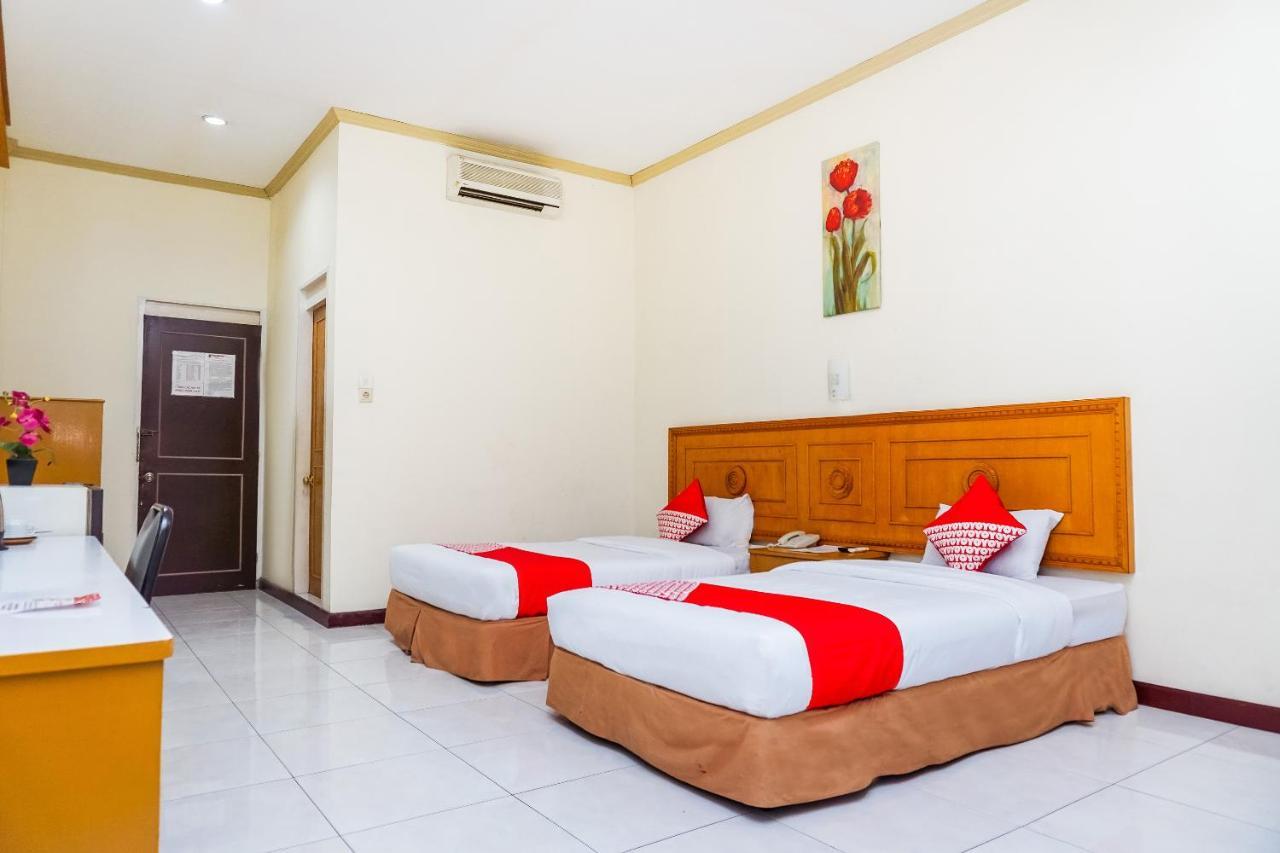 Oyo 375 Hotel Bougenville Syariah Padang  Buitenkant foto
