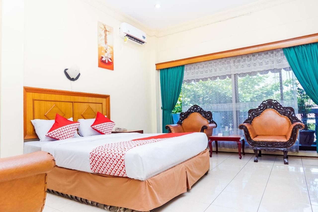 Oyo 375 Hotel Bougenville Syariah Padang  Buitenkant foto