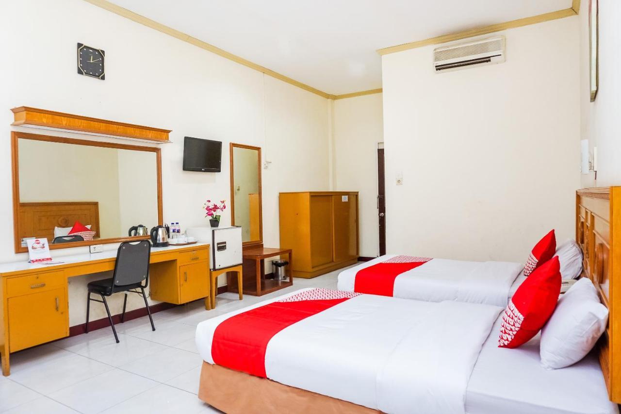 Oyo 375 Hotel Bougenville Syariah Padang  Buitenkant foto