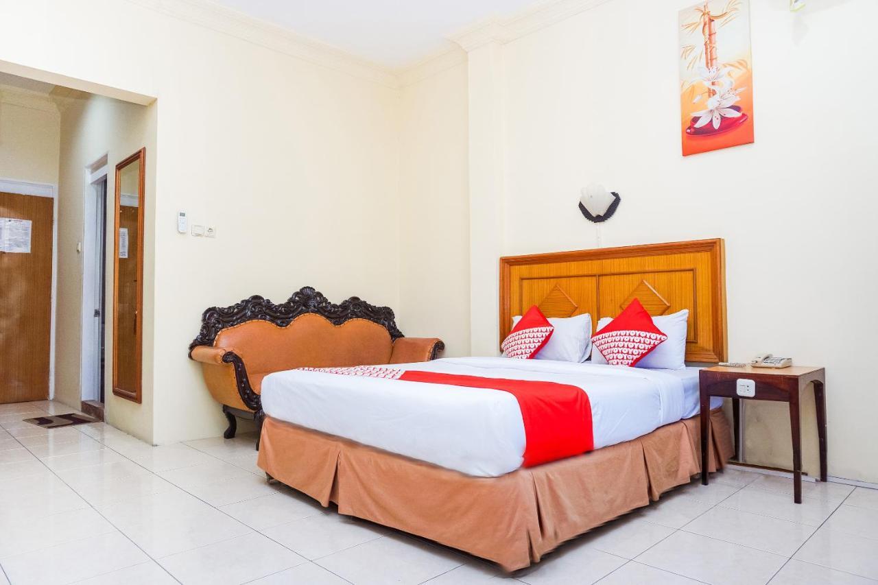 Oyo 375 Hotel Bougenville Syariah Padang  Buitenkant foto