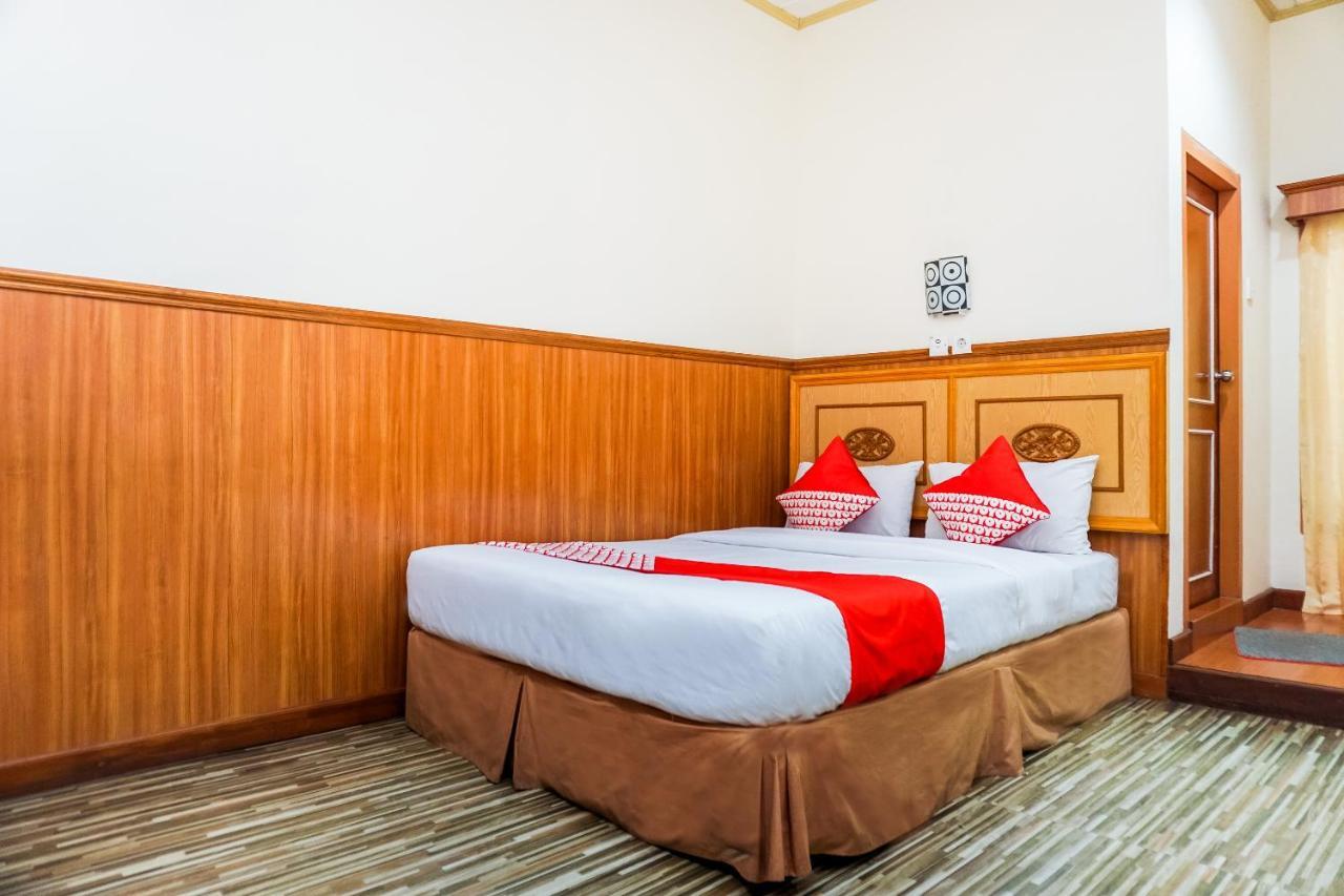 Oyo 375 Hotel Bougenville Syariah Padang  Buitenkant foto