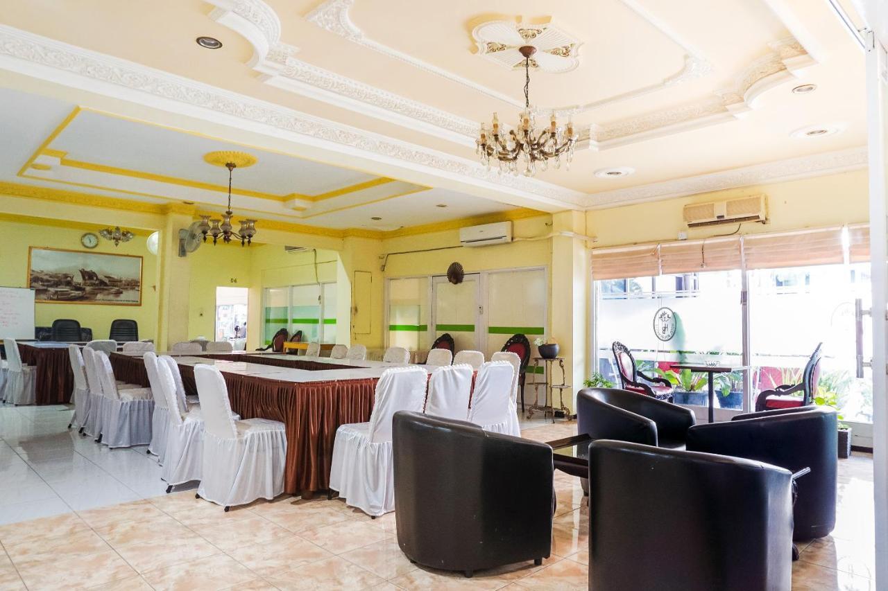 Oyo 375 Hotel Bougenville Syariah Padang  Buitenkant foto